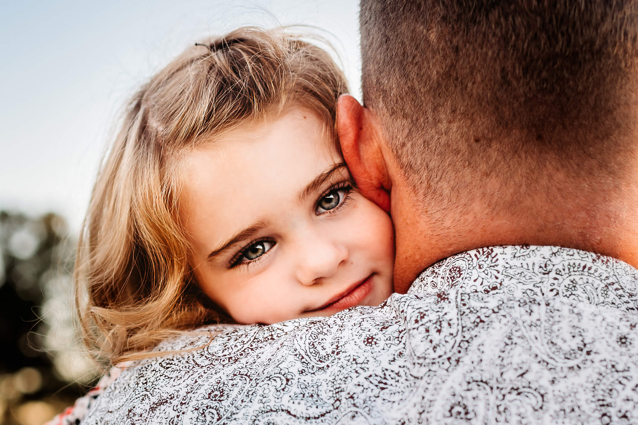 Springfield Mo family photographer captures girl looking over dads shoulder
