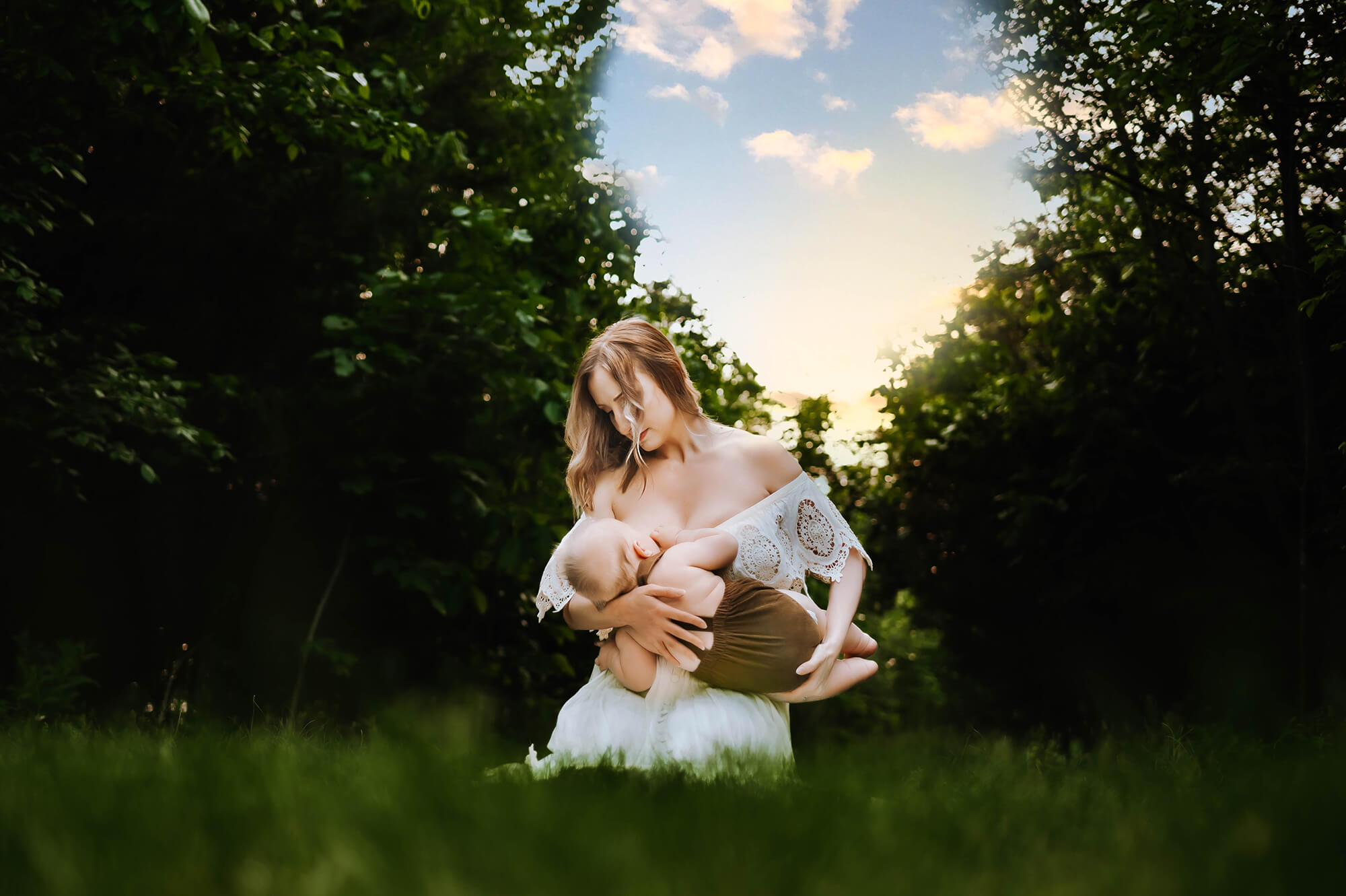 Springfield MO photographer captures mom nursing in the trees