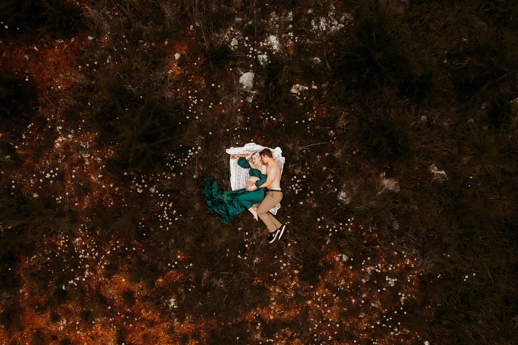 Professional photographer in kansas City captures pregnant couple cuddling on ground