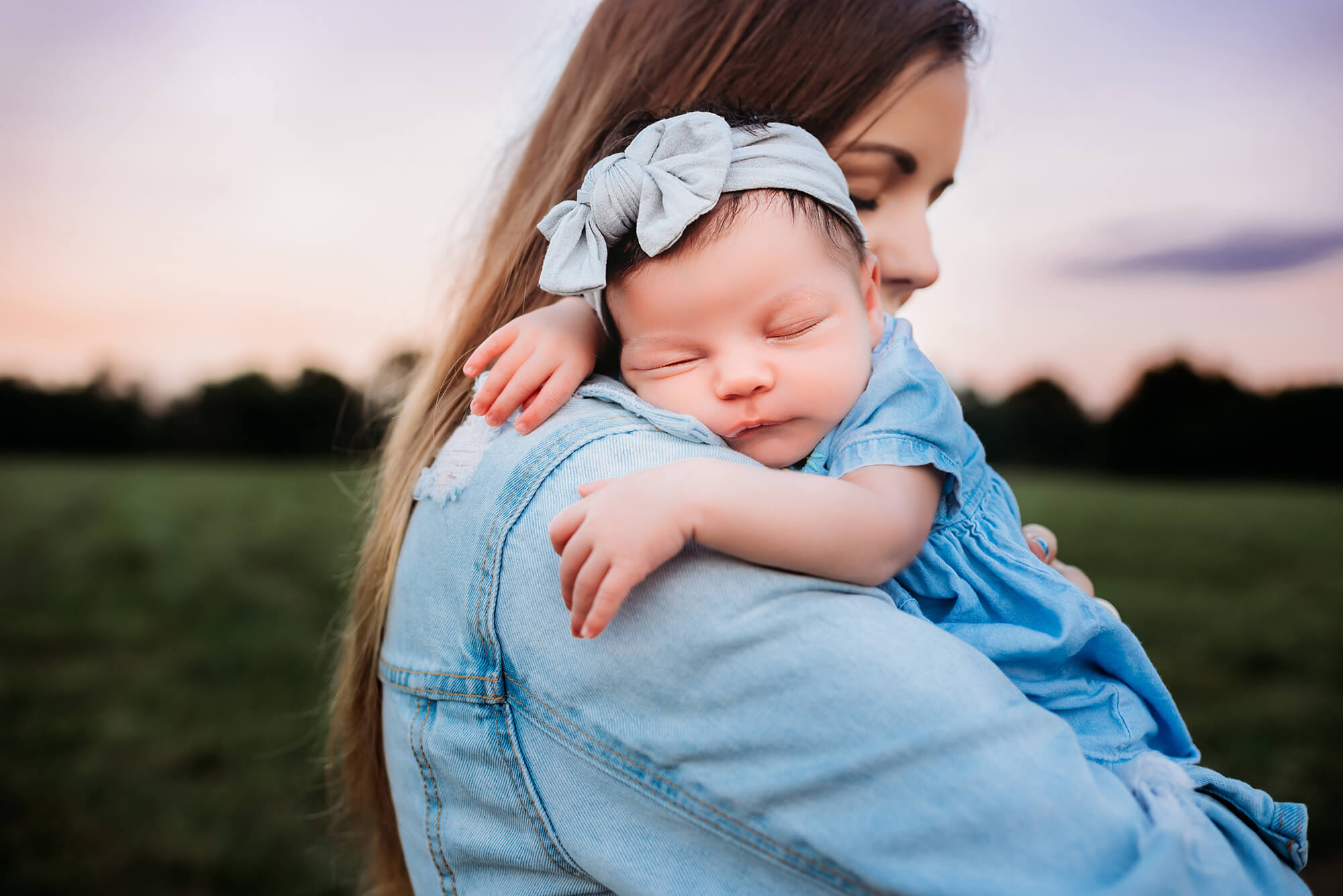 Springfield MO photographer captures baby girl sleeping on mom's shoulder