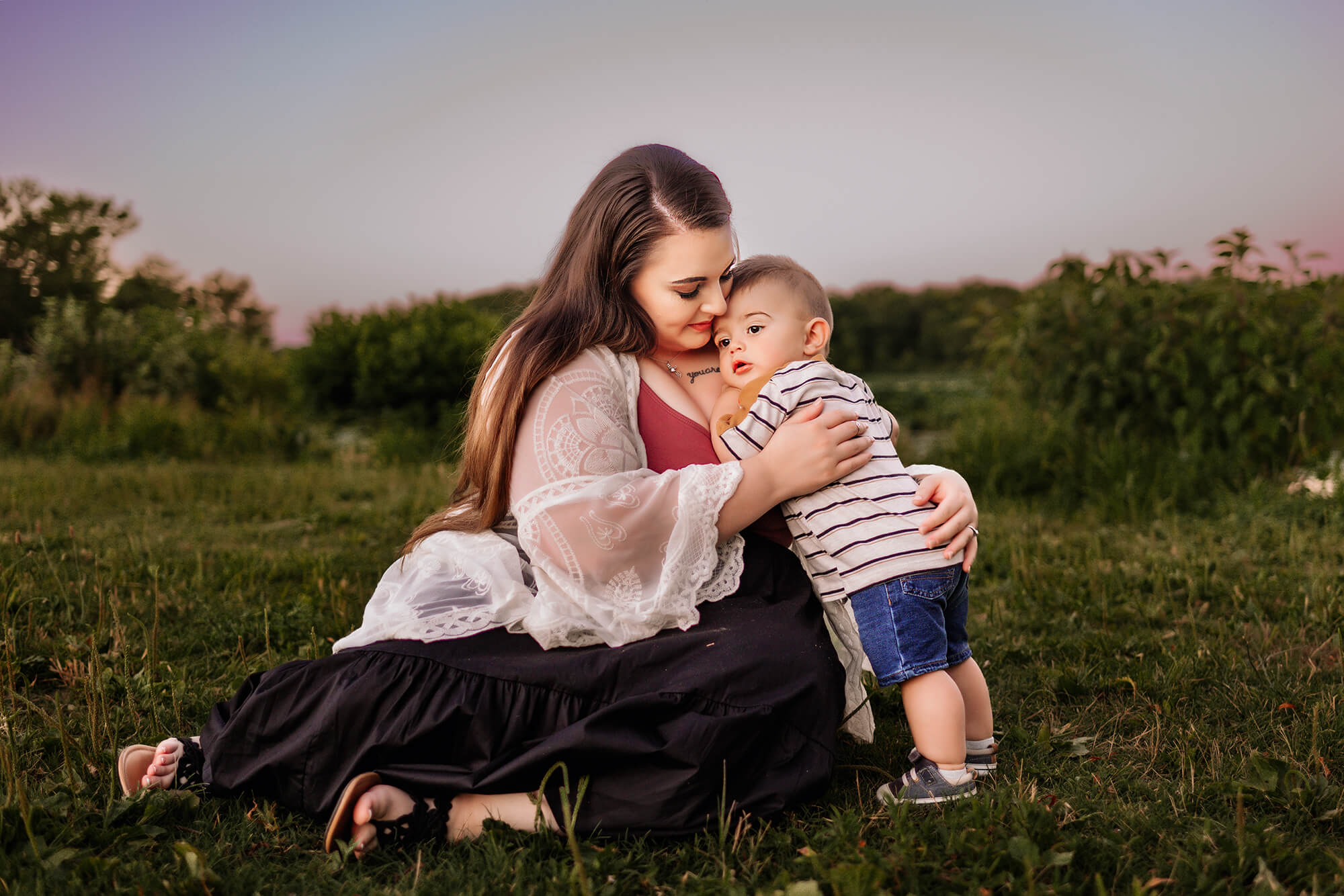 Springfield MO photographer captures son hugging mom while sitting in grass