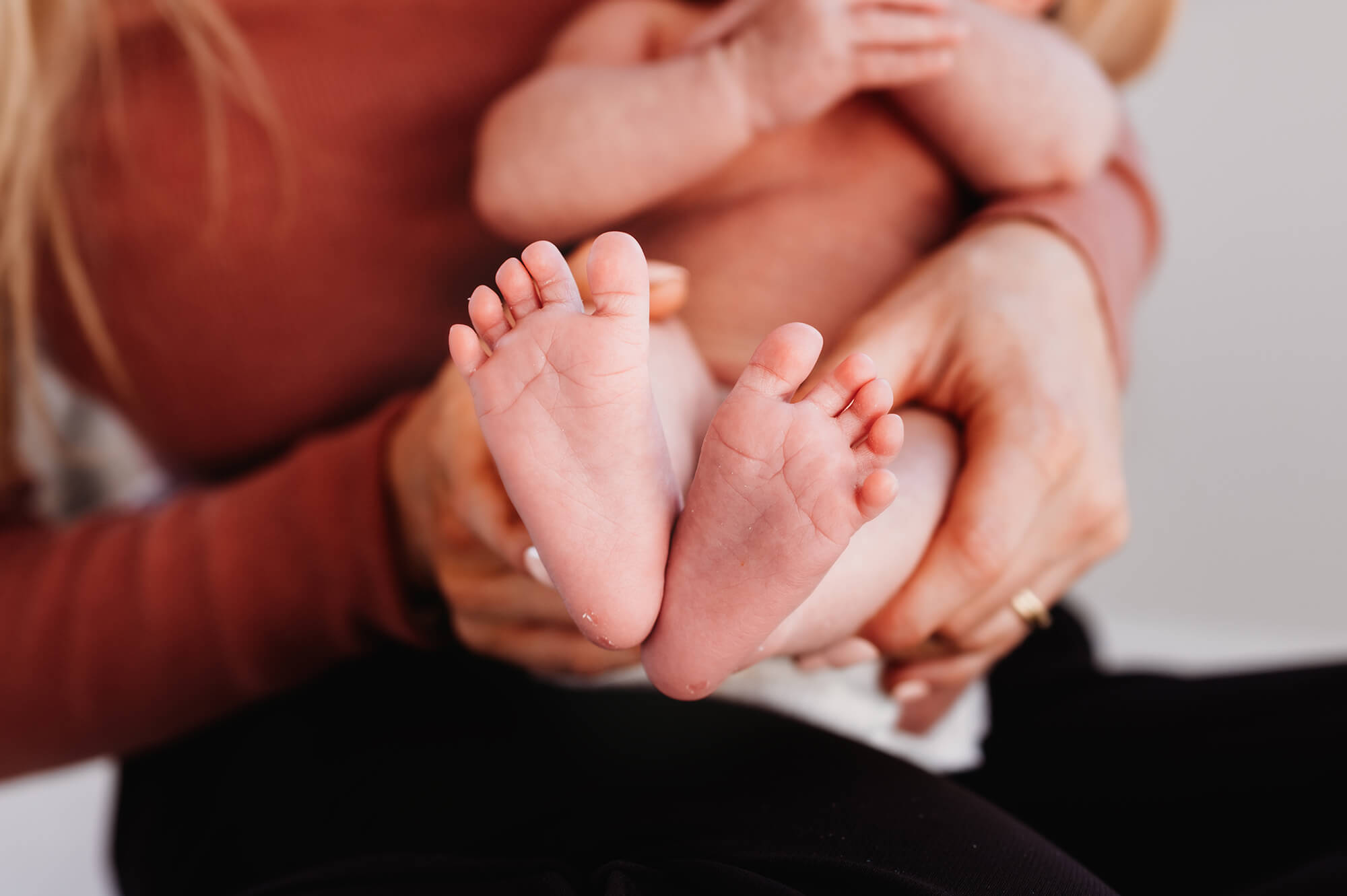 Springfield MO newborn photographer captures baby toes