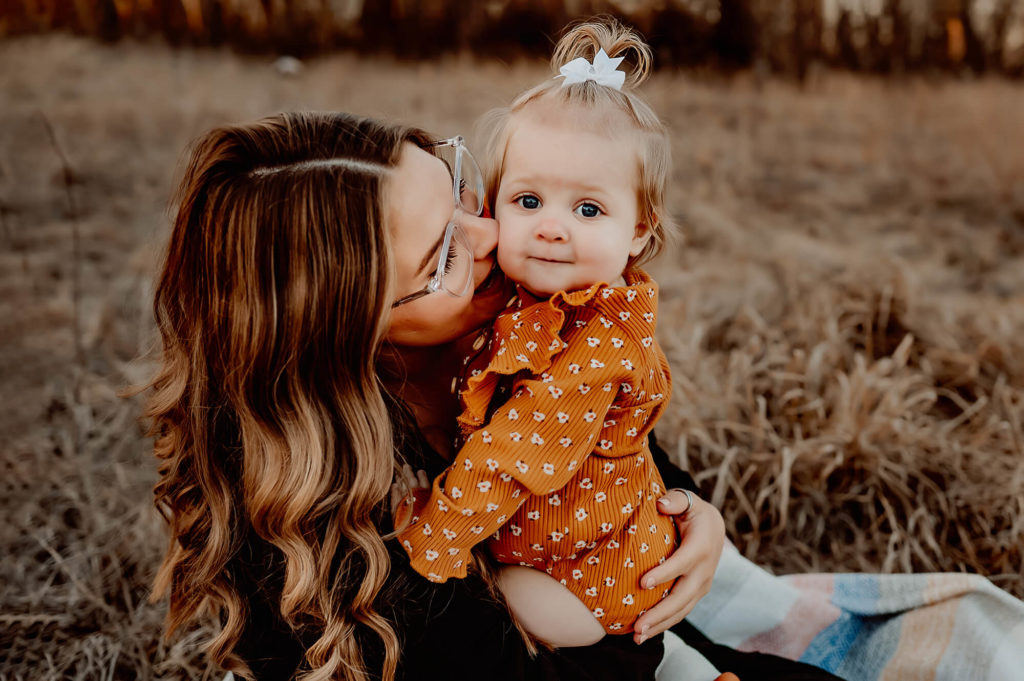 Springfield MO family photographer captures toddler girl smiling with mom