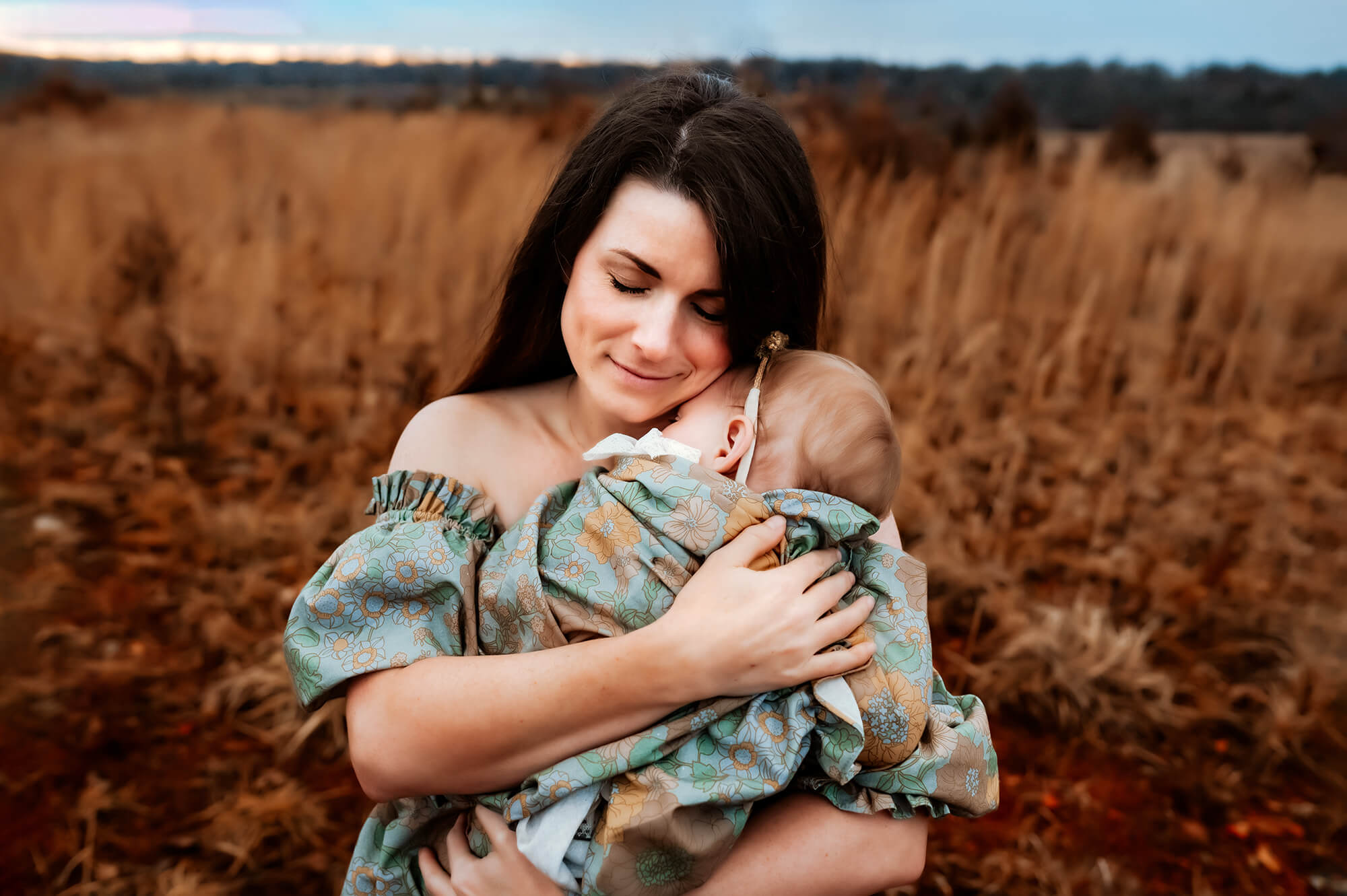 Springfield MO photographer captures mom hugging baby in field