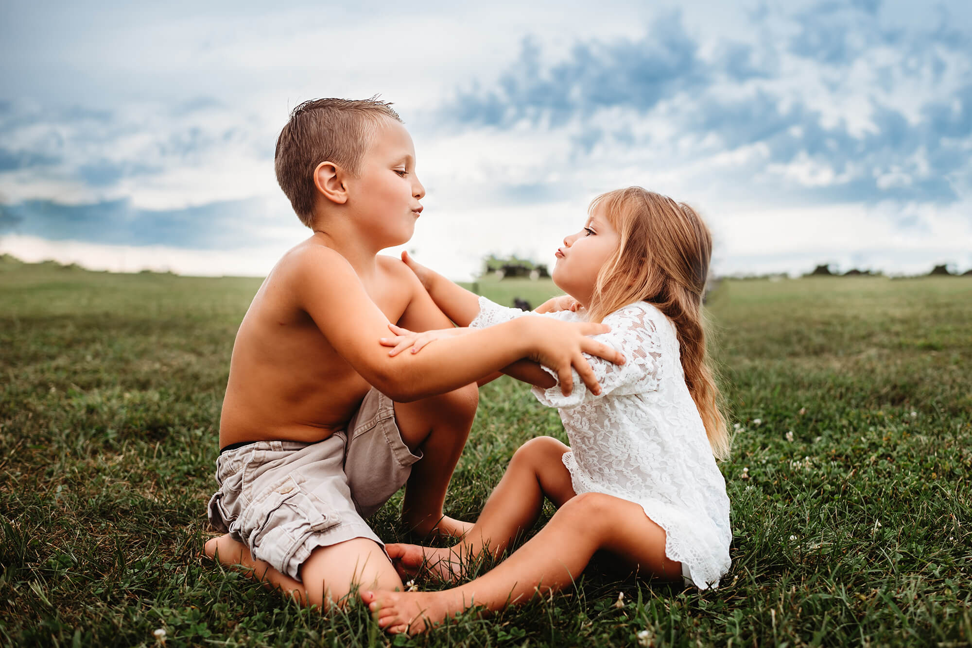 Springfield MO family photographer captures kids playing outdoor