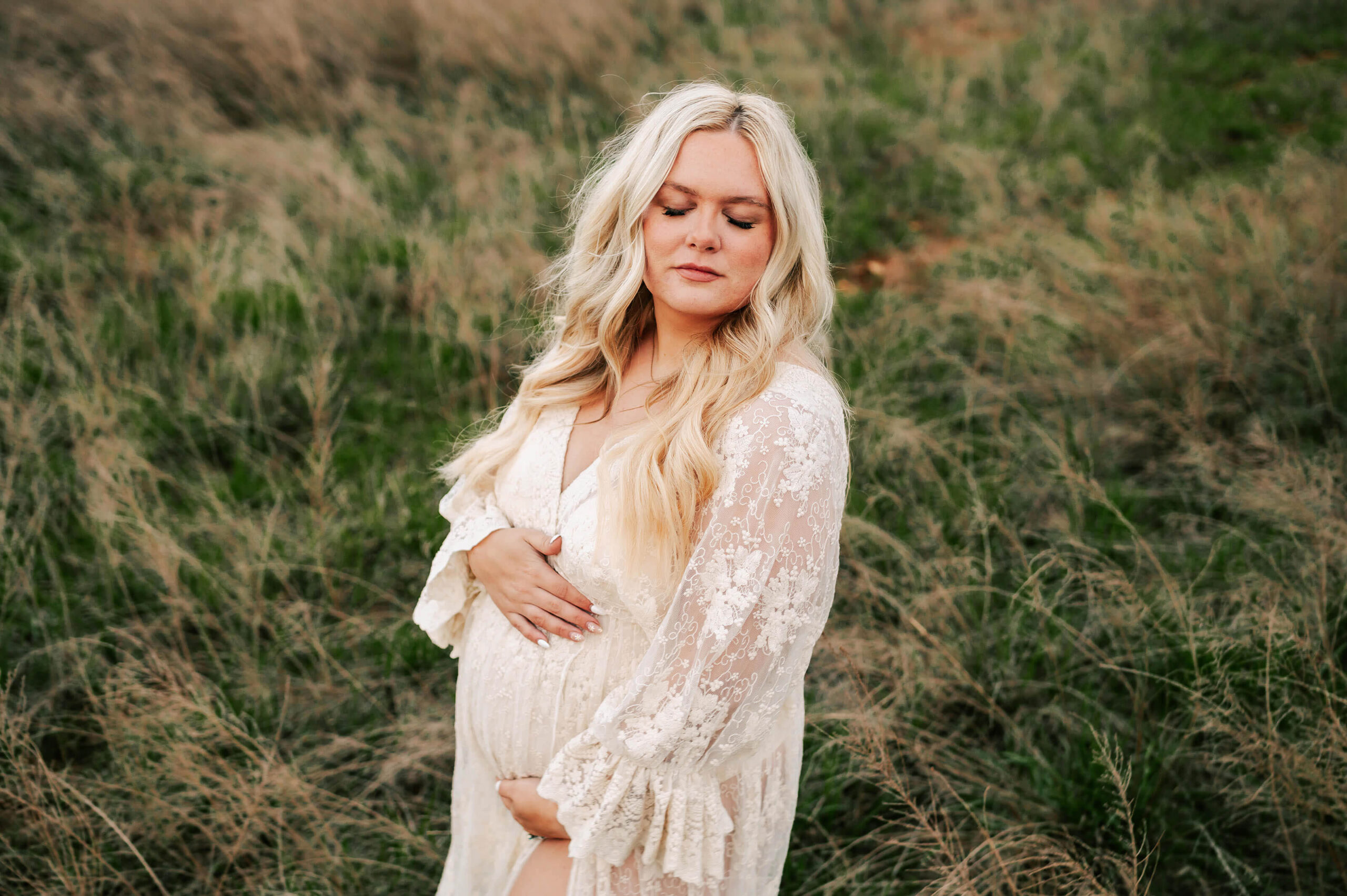 Kansas city maternity photographer captures pregnant mom in field as storm rolls in