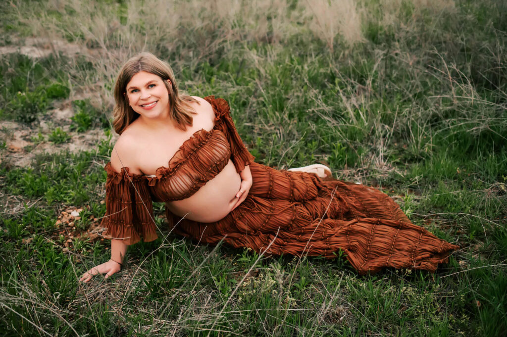 Springfield MO maternity photographer capture pregnant mom laying in field