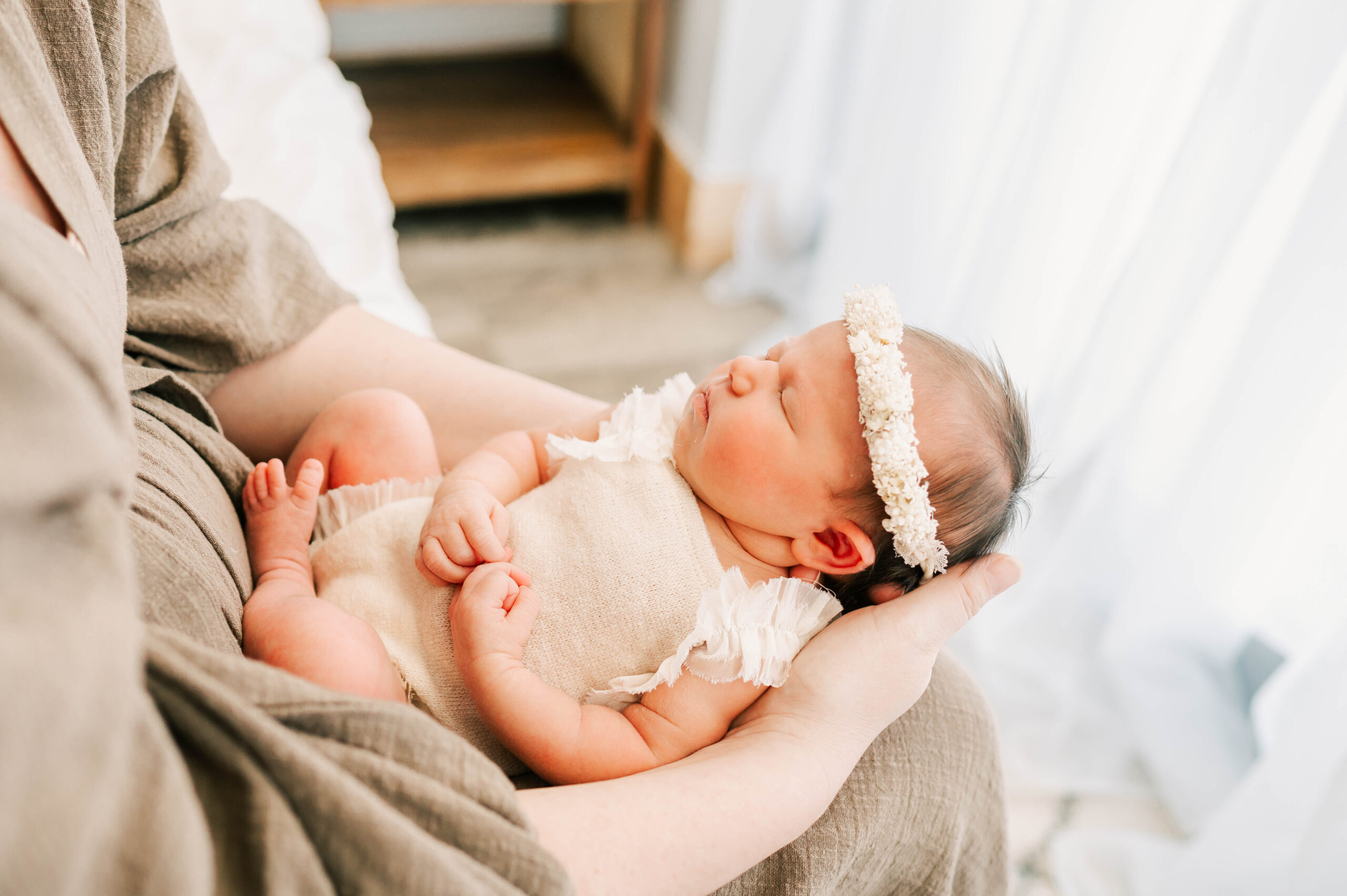 Kansas City newborn photographer Jessica Kennedy of The Xo Photography captures baby girl in mothers arms