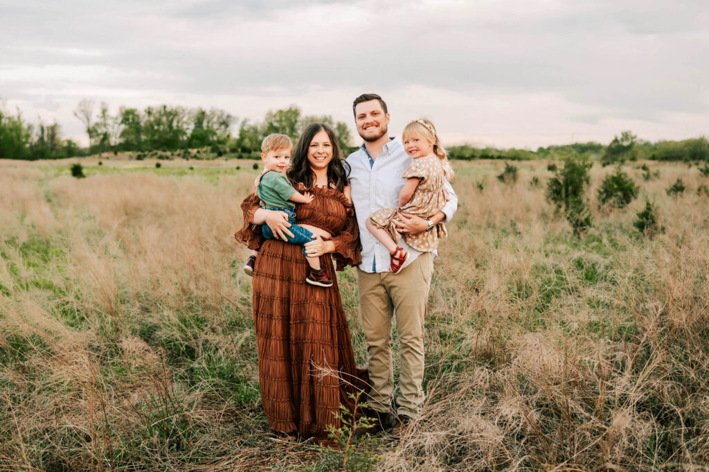 Springfield Mo family photographer The XO Photography captures family smiling in field