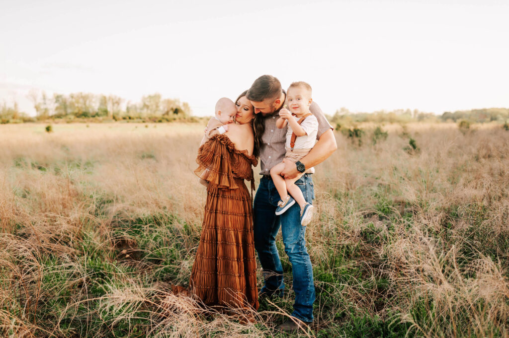 parents playing with kids and flowers captured by Springfield Mo family photographer Jessica Kennedy of The XO Photography