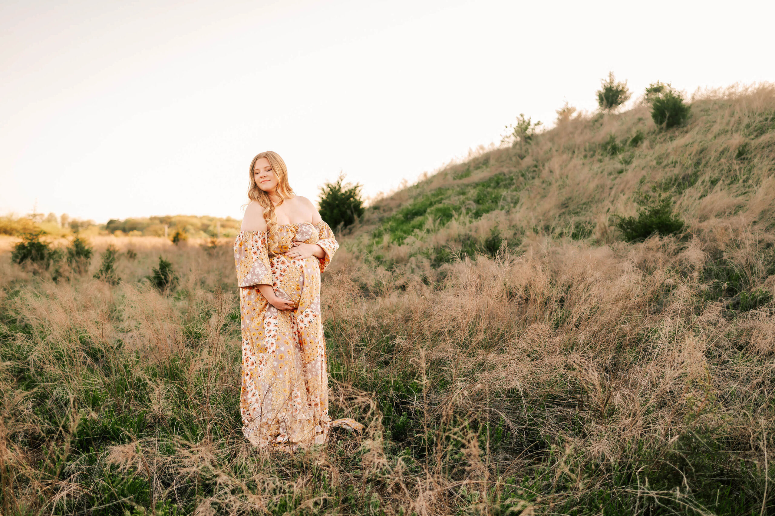 Kansas City maternity photographer captures pregnant mom in field after visiting a prenatal chiropractor in Kansas City