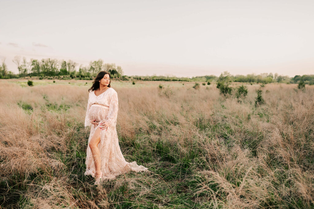 pregnant mom in field during Springfield MO maternity photography