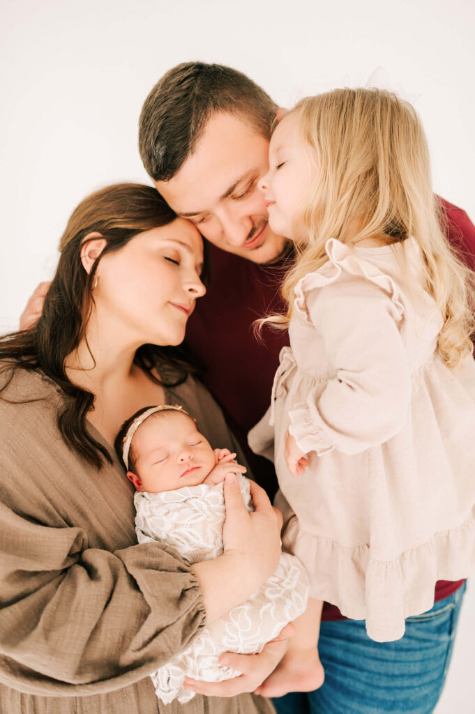 family hugging with the newborn and toddler captured by Springfield Mo newborn photographer Jessica Kennedy of The Xo Photography