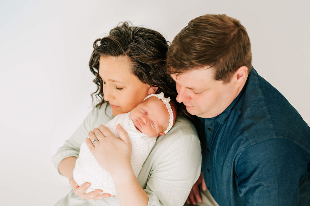 parents cuddling sleeping baby girl captured by Springfield Mo newborn photographer Jessica Kennedy of The Xo Photography